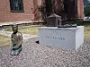Utanför Hedvig kyrka i Norrköping finns detta minnesmärke över Erik Perwe. I boken ”Livräddare – bombprästen Erik Perwe på uppdrag i krigets Berlin” tecknas hans livsberättelse.