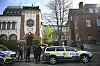 Polis på plats vid synagogan i Malmö på onsdagsmorgonen. Polisen utreder ett försök till allmänfarlig ödeläggelse.