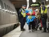 På bilden syns en flyktingfamilj som anländer till Stockholm.