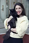 Carina Nunstedt förlorade sin make Anders för ett år sedan. Nu har hon skrivit boken Cat power om kattens läkande inverkan på människan.