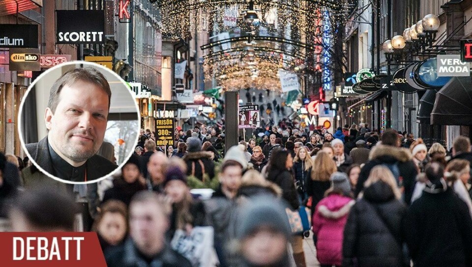 Självklart är människor olika. Alla får inte samma liv och alla har inte samma förutsättningar. Vår livsinsats, åtminstone i människors ögon, kan ha olika stor betydelse och som personer känner vi olika kärlek till olika människor. Men om vi säger att människor inte har samma värde öppnar vi en farlig dörr, skriver Sam Wohlin. Julhandel på Drottninggatan.