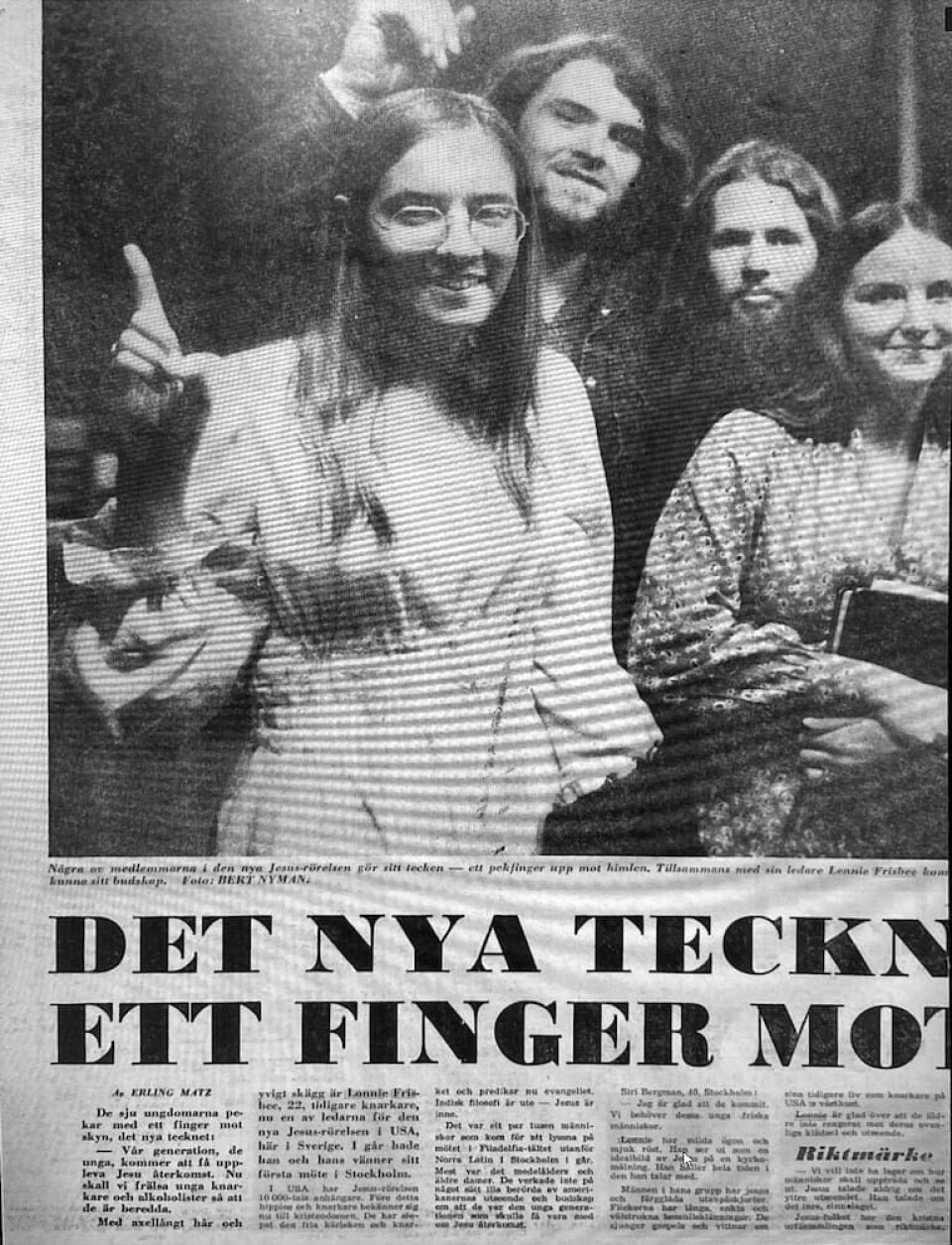 Kvällstidningen Expressen slog upp Jesusfolket och det amerikanska Jesusteamet i en stor artikel när Lonnie Frisbee sommaren 1971 kom till Sverige. Rubriken över helsidan talade om det nya tecknet: ”ett finger mot skyn” (Debby Kerner Rettino), och det publicerades bilder på ungdomarna som pekade uppåt – mot Jesus. Kvällstidningen Expressen slog upp Jesusfolket och det amerikanska Jesusteamet i en stor artikel när Lonnie Frisbee sommaren 1971 kom till Sverige. Rubriken över helsidan talade om det nya tecknet: ”ett finger mot skyn”, och det publicerades bilder på ungdomarna som pekade uppåt – mot Jesus.