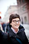 Helle Klein är prästen och journalisten som tror mer på att leva ut sin tro genom att kämpa för de svaga, än att sitta still för länge i en bänk och be. Som chefredaktör för tidningen Dagens arbete vill hon vara en brobyggare mellan kyrka och arbetare.