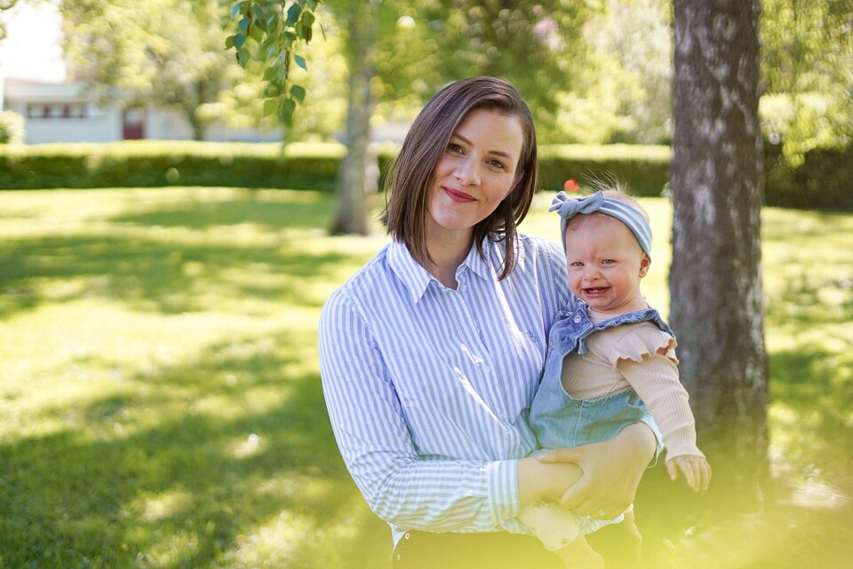 - Vi vill att fler unga kristna ska upptäcka och använda sina gudagivna gåvor och talanger, säger Rebecka Wiberg som har tagit initiativet till organisationen ”Oh, Brilliant” som vill skapa utrymme för unga att växa. Här med dottern Vera, nio månader. Rebecka Wiberg med dottern Vera, nio månader i famnen.