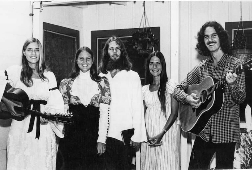 Representanter för Jesus-folket i USA, som besökte Sverige i augusti 1971. Lonnie Frisbee i mitten. Hustrun Connie, andra från vänster på bilden, intill Lonnie. Debby Kerner Rettino, Connie Frisbee, Lonnie Frisbee, Julie Was och Jim Golden.