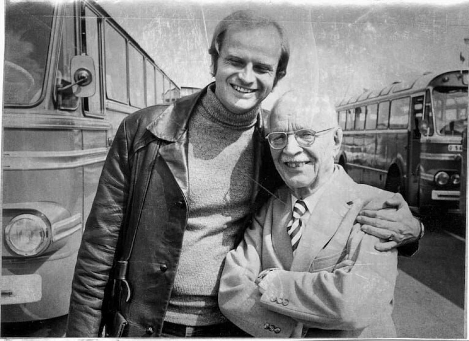 Duane Pederson, en av Jesusfolkets ledare i USA och chefredaktörför Hollywood Free Paper, med Lewi Pethrus, värd för Jesusfolket i Sverige. Jönköpings flygplats. 1972-06-17. Duane Pederson, en av Jesusfolkets ledare i USA och chefredaktörför Hollywood Free Paper, med Lewi Pethrus, värd för Jesusfolket i Sverige. Jönköpings flygplats. 1972-06-17.