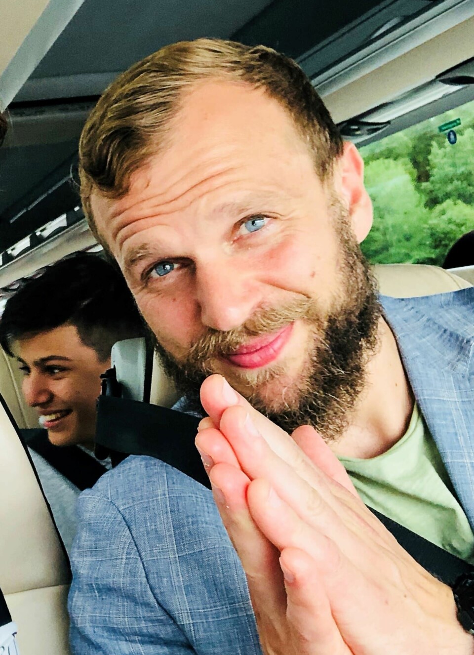 Ola Frideblad är projektledare för Tro möter tro ung, ett projekt som syftar till att ge unga kunskap om olika tro och religion. Två personer i en buss tittar in i kameran och ser glada ut.