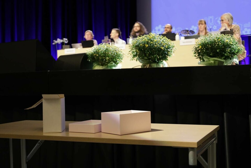 Alla ombud fick säga sitt i den slutna omröstningen, i små vallådor som placerats ut runtomkring i lokalen. Equmeniakyrkans kyrkokonerens 2024 där det debatteras kyrkoledare, Karin Wiborn och Niklas Piensoho.