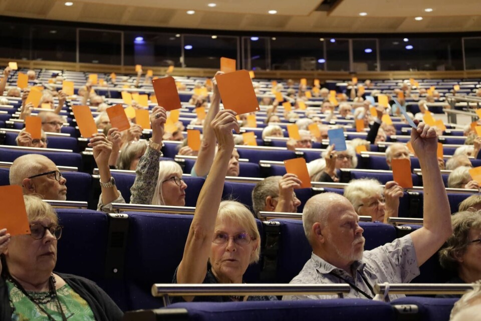 Niklas Piensoho fick till slut orangent ljus, vilket i Equmeniakyrkan betyder ja. Equmeniakyrkans kyrkokonerens 2024 där det debatteras kyrkoledare, Karin Wiborn och Niklas Piensoho.