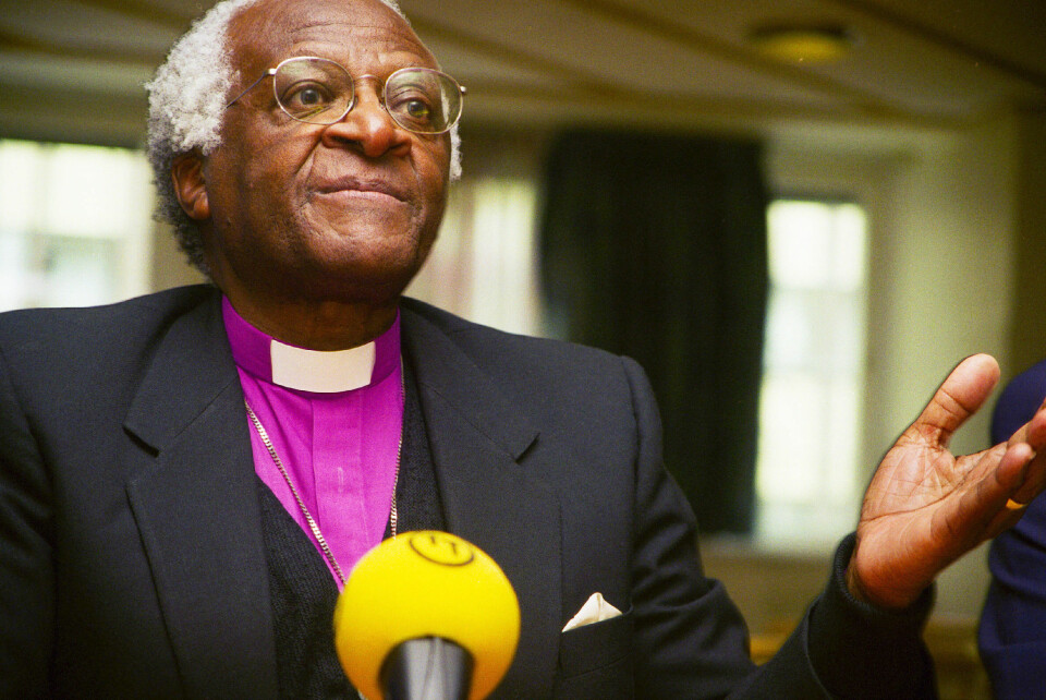 Desmond Tutu kritiserar Saab efter det hemliga avtal de gjorde med Sydafrika. Desmond Tutu kritiserar Saab efter det hemliga avtal de gjorde med Sydafrika.