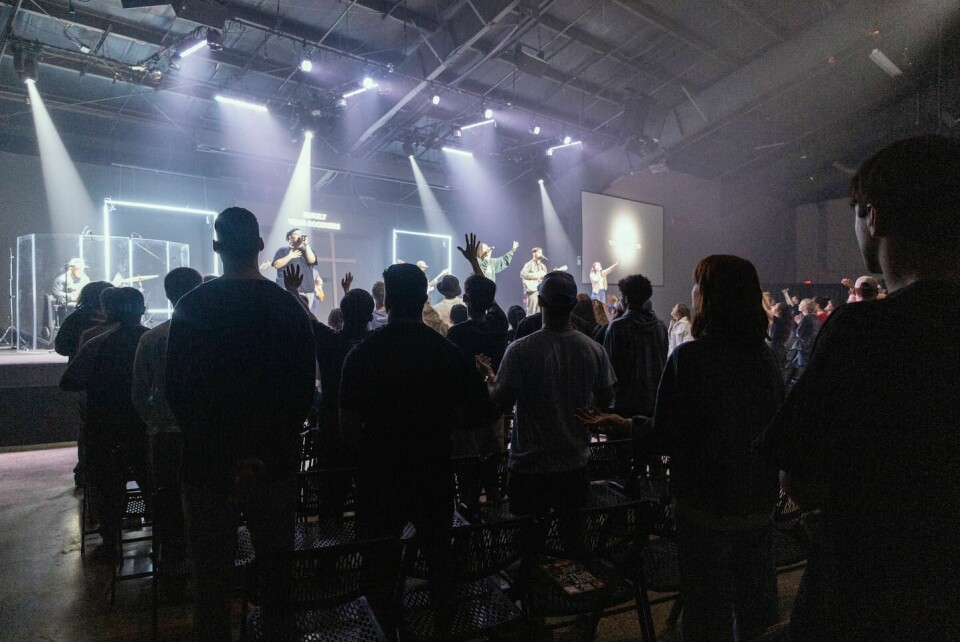 Gudstjänst i Church of the King i Louisiana. Simon Andersson växte upp i Norrbotten, men flyttade som tioåring till USA, i dag arbetar han som online pastor i Church of the King i Louisiana