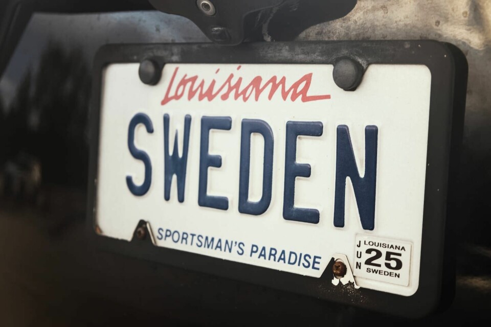 Familjen Andersson åker runt i Louisiana och gör reklam för Sverige. Men den svenska flaggan som tidigare hängde på familjens husfasad fick de ta ned eftersom den bröt mot kvarterets regler. Simon Andersson växte upp i Norrbotten, men flyttade som tioåring till USA, i dag arbetar han som online pastor i Church of the King i Louisiana