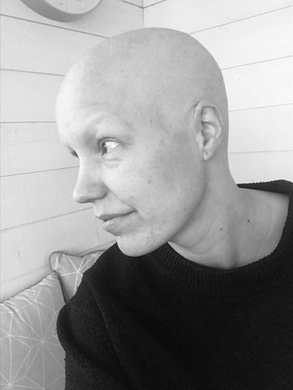 Pastor Frida Nyberg under sin cancerbehandling. Svartvit bild på pastor Frida Nyberg utan hår under sin cancerbehandling.