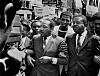 Dr. Martin Luther King leder tillsammans med pastorn Rev. Ralph Abernathy en marsch till försvar för de strejkande sanitetsarbetarna i Memphis Tennesse. Några dagar senare sköts Martin Luther King till döds.