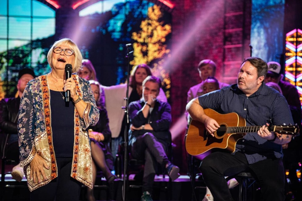 Evie Tornquist Karlsson sjöng 'Unfailing love' ackompanjerad av sonen Kris Karlsson. Evie Tornquist tillsammans med sonen Kris Karlsson under inspelningen av nya tv-serien 'Alla tiders sånger' i Nashville november 2022.