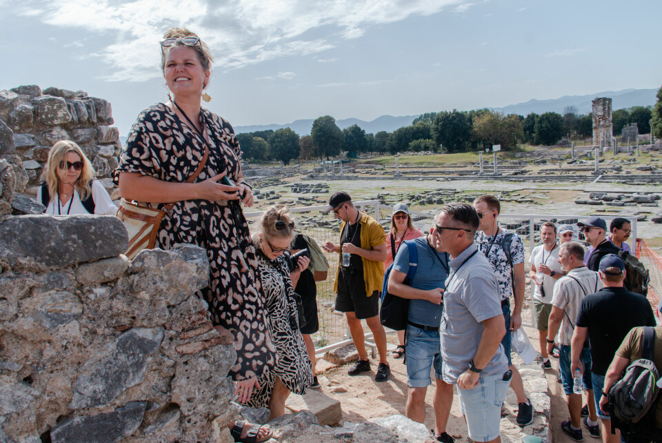 Lovsångsledaren Josefina Gniste utanför Paulus och Silas fängelsehåla i Filippi. Svenska pingstpastorer resa till Thessaloniki och Filippi (i nuvarande Grekland). Josefina Gniste leder spontant lovsången från ett stenblock utanför fängelsehålan i Filippi där Paulus och Silas satt.