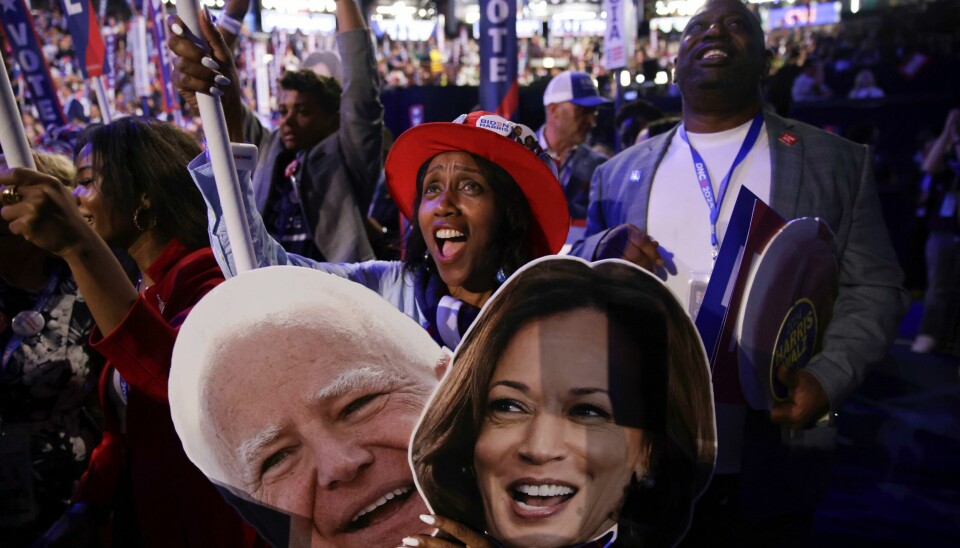 Jane Williams, från South Fulton, jublar på Demokraternas nationella partikonvent i Chicago, med bilder på vicepresidentkandidat Tim Walz och presidentkandidaten Kamala Harris.