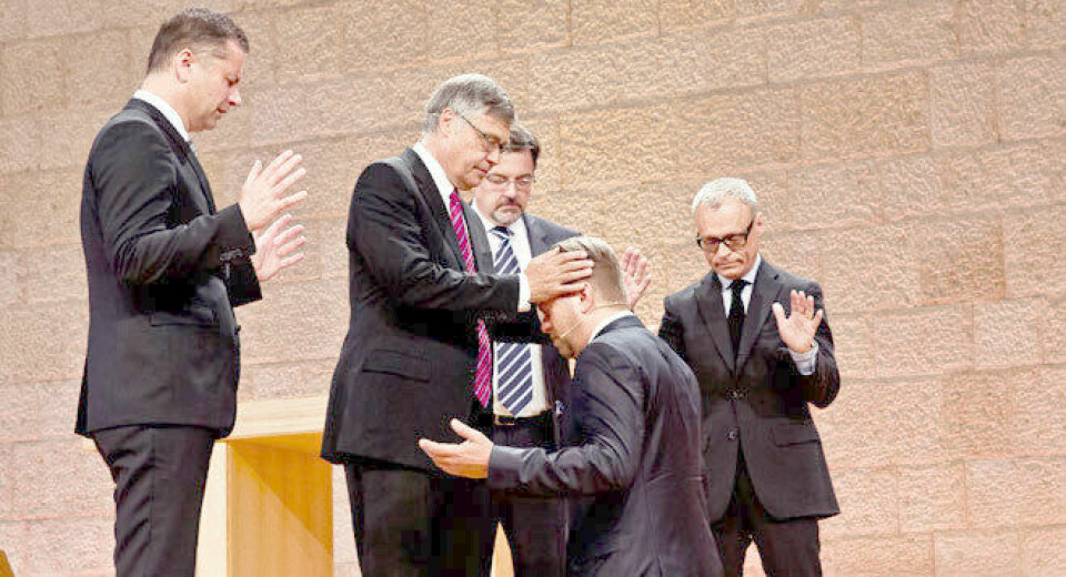 Joakim Lundqvist insatt som ledande pastor på Livets ord i söndags. Joakim Lundqvist insatt som ledande pastor på Livets ord i söndags.
