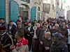Franciskanen Francisco Pattón bär en monstrans genom Jerusalems gator omgiven av pilgrimer.