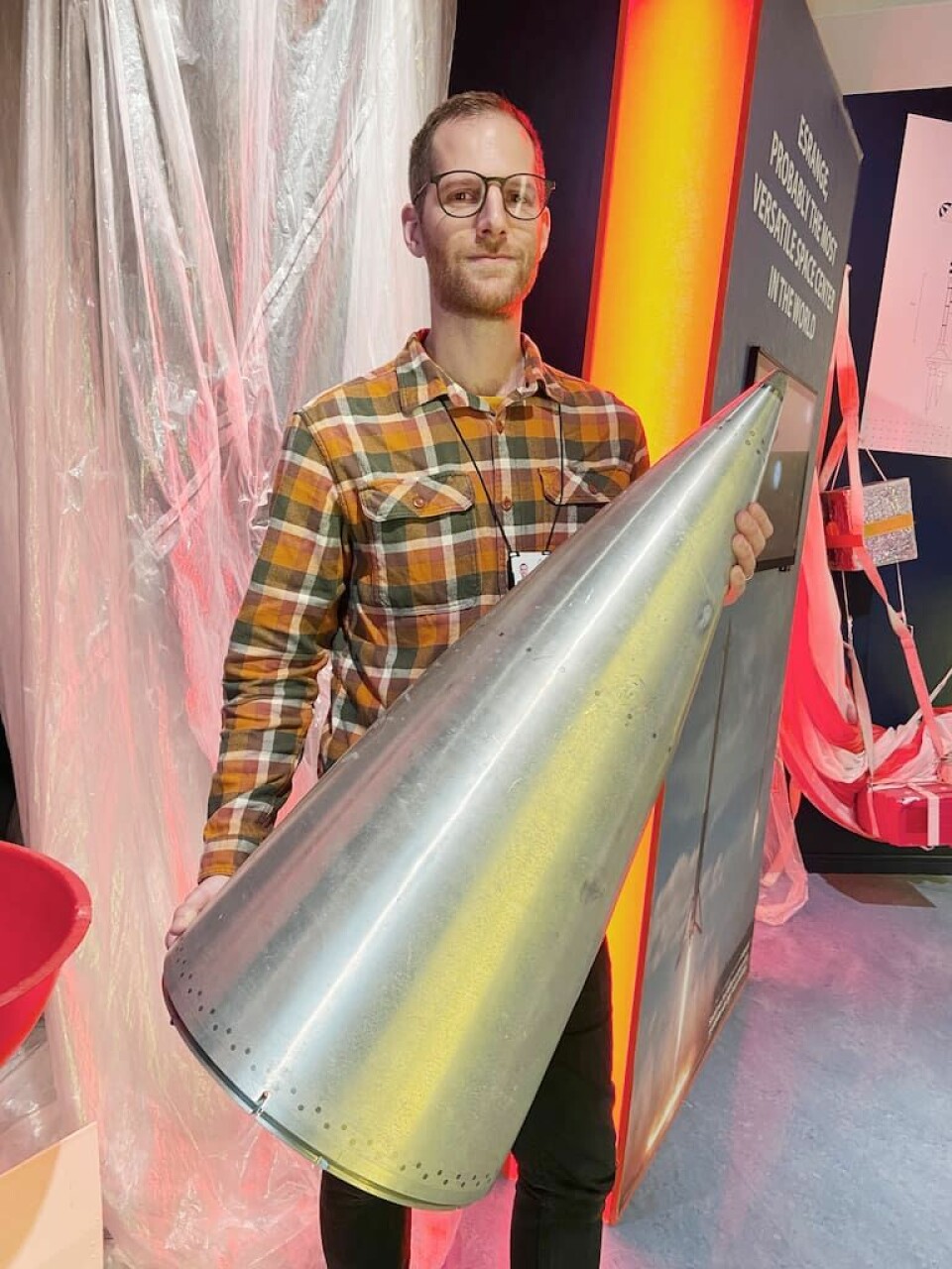 Simon Westerlund visar upp en noskon som sitter på de raketer som skjuts upp från rymdbasen Esrange. Simon Westerlund på esrange kiruna.