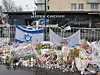 Tusentals med blombuketter, skyltar och brev omgärdar kosherbutiken Hyper Cacher i sydöstra Paris där fyra judar föll offer för den militanta islamisten Amedy Coulibaly i terrorattentatet den 9 januari 2015.
