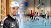 Unga spelar fotboll inomhus.