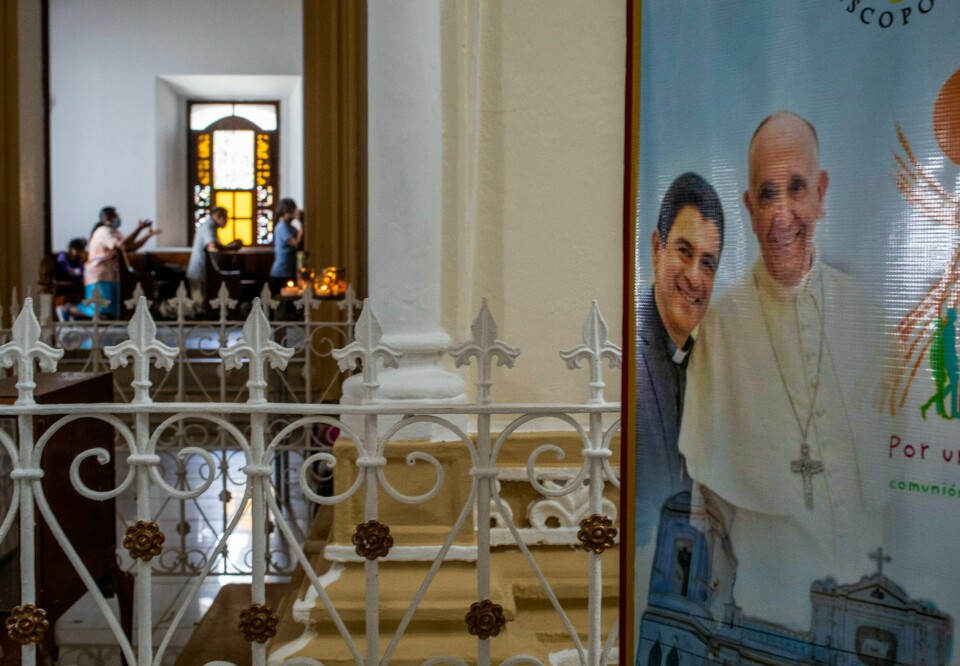 I Nicaragua ökar just nu hoten mot präster och nunnor. Biskop Rolando Alvarez - till vänster om påve Franciskus på affischen i kyrkan - befinner sig i husarrest sedan augusti i år och är åtalad för att 'hota nationell integritet'. Rättegången startar nästa vecka.