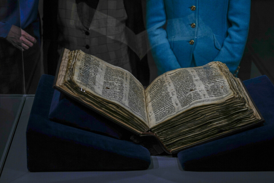 Codex Sassoon kan nu betraktas i en upplyst glasmonter i en utställningssal med dämpat ljus.