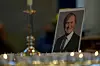 En bild på den mördade David Amess stod under söndagen uppställd i kyrkan S:t Michaels i brittiska Leigh-on-Sea.