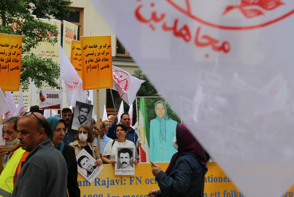 Demonstranter mot Irans regim samlades utanför Tingsrätten på Kungsholmen under tisdagen. Iran.