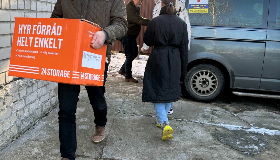 Björn-Owe Björk bär in förnödenheter som skänkts till ett boende för flyktingar som drivs av Segerkyrkan i Kiev. Björn-Owe Björk bär in förnödenheter som skänkts till ett boende för flyktingar som drivs av Segerkyrkan i Kiev.