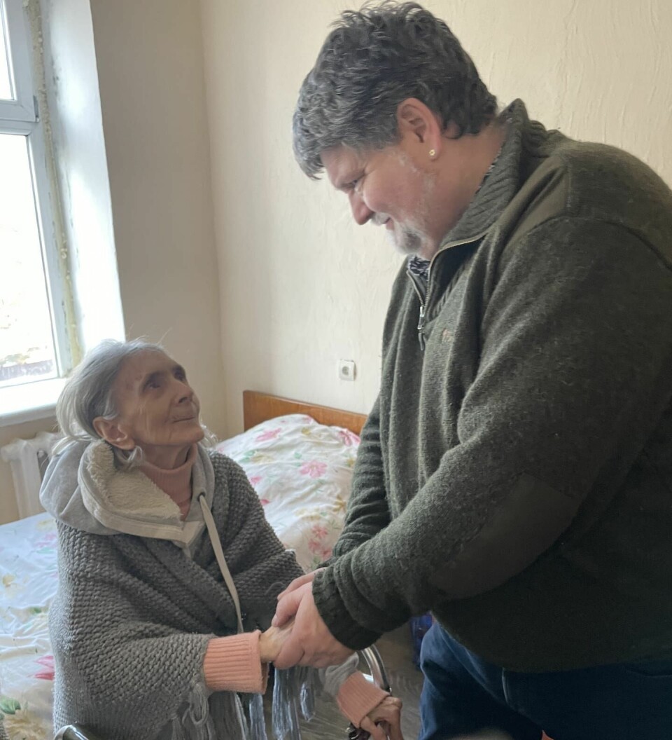 Magnus Jacobsson (KD) hälsar på Vera, 77, vars man sköts ihjäl av ryska soldater i Mariupol. Nu bor hon på ett boende som drivs av Victory Church (Segerkyrkan) i Slavuta i västra Ukraina. Magnus Jacobsson (KD) hälsar på Vera, 77, som var med om att hennes man sköts ihjäl av ryska soldater i Mariupol. Nu bor hon på ett boende som drivs av församlingen Segerkyrkan i Ukraina.