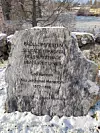 Texten på minnesstenen lyder: Bröllopsfesten slutade i tragedi, fiolen tystnade. Men arvet lever. Spelmannen Nils Johannes Renström 1857–1886.