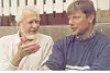 Harald Ohly är kvinnoprästmotståndare och mörkblå i politiken. Sonen Lars är vänsterns ledande partistrateg och en av få som kallar sig kommunist.