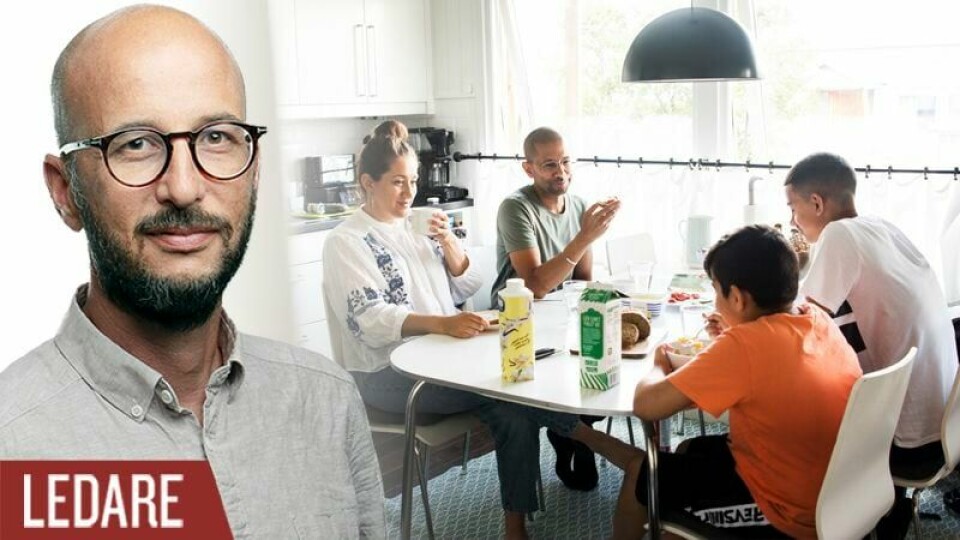 Märkligt när Hanne Kjöller påstår att familjehem inte är riktiga familjer eftersom 'föräldrar inte kan älska familjehemsbarn på samma sätt som man älskar sina biologiska barn.' Märkligt när Hanne Kjöller påstår att familjehem inte är riktiga familjer eftersom 'föräldrar inte kan älska familjehemsbarn på samma sätt som man älskar sina biologiska barn.'