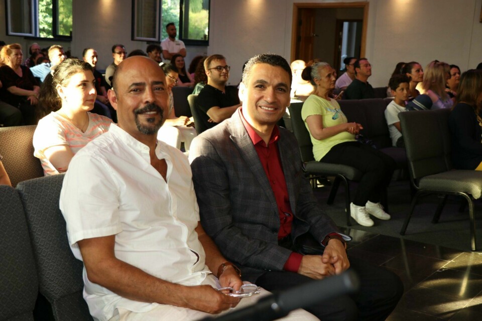 Pastor Merzek Botros och den egyptiske predikanten Girgis Kamel i Korskyrkan i Norrköping. Samlingen är en av tre under helgens sommarkonferens.