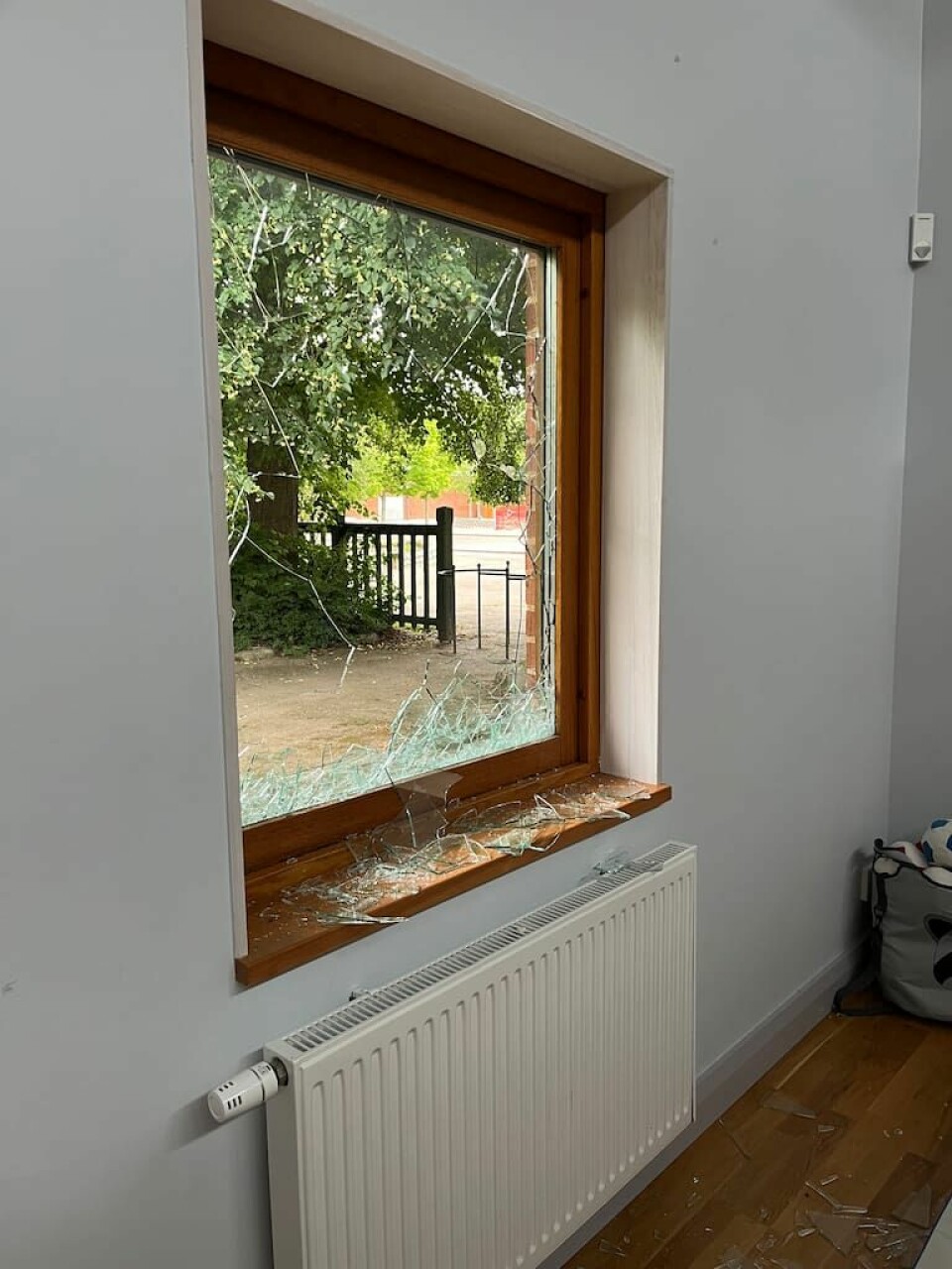 Krossat glas och splitter har tvingat kyrkan att sanera och därmed hålla stängt i barn- och ungdomsrummet. Krossat glas och splitter har tvingat kyrkan att sanera och därmed hålla stängt i barn- och ungdomsrummet.