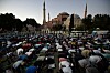 Strax efter beskedet att Hagia Sofia ska bli en moské samlades muslimer för kvällsbön.