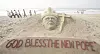 På en strand i den indiska delstaten avbildas påve Franciskus i form av en sandskulptur. Gud välsigne den nye påven lyder texten.