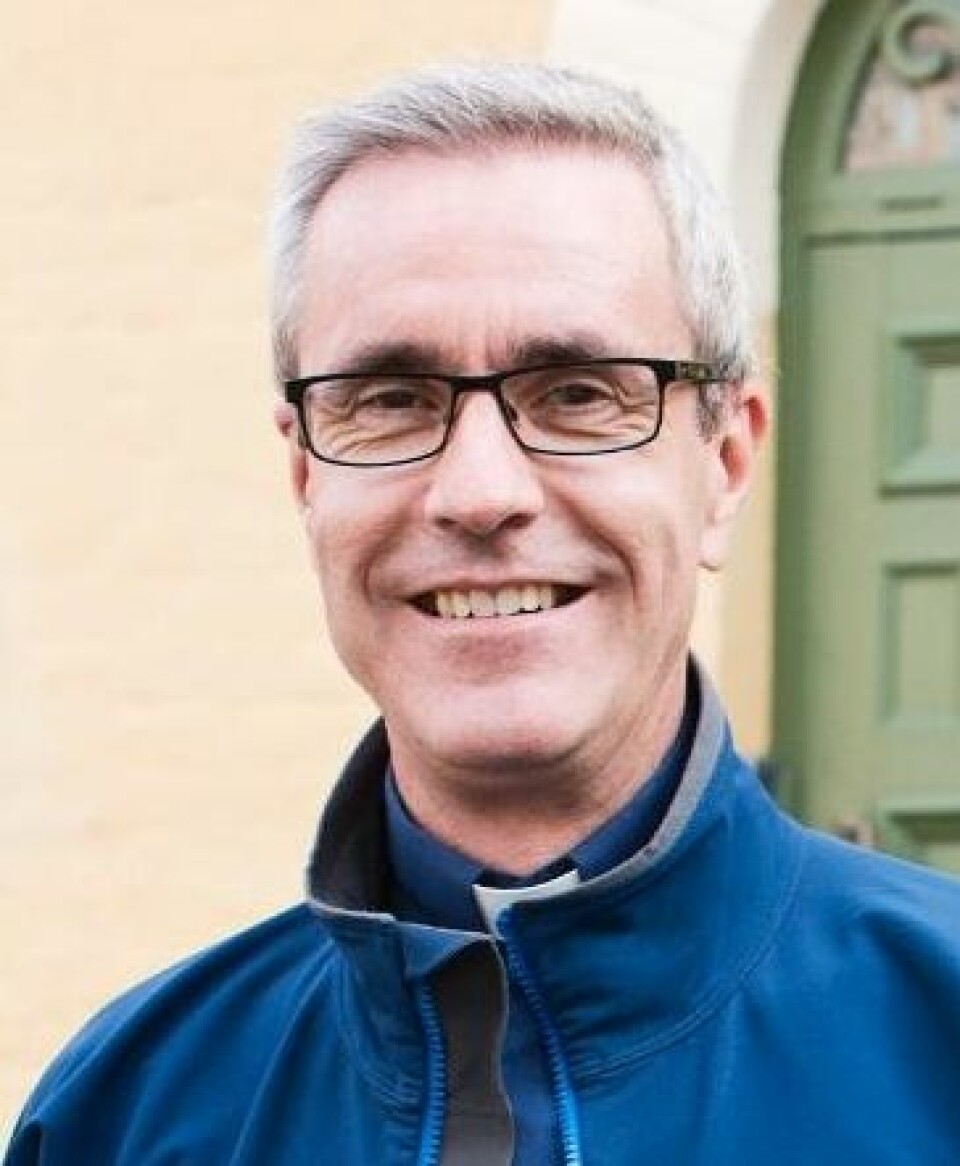 Mattias Lönnebo. Mattias Lönnebos nya bok Innan lyktorna slocknar är andra boken i hans fantasyserie om huvudkaraktärerna Liv och Dag. Första boken i sviten heter Genom skuggornas dal.
