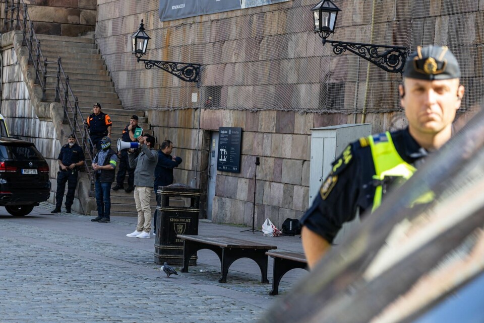 På tio meters avstånd från alla andra har två män fått tillåtelse att hålla i en manifestation där de till slut även bränner Koranen. Två män bränner koranen på Mynttorget i centrala Stockholm.