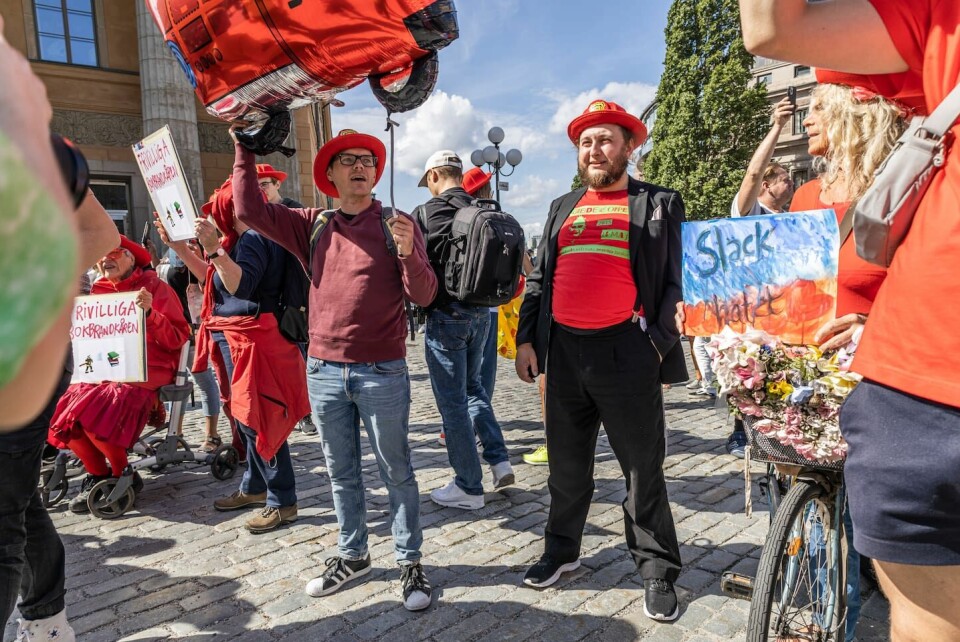 'Släck hatet' är budskapet från demonstranter som klätt ut sig till brandmän. Två män bränner koranen på Mynttorget i centrala Stockholm.