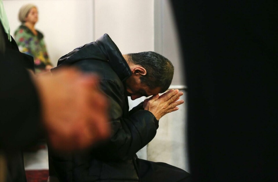 En kristen man ber i Irans huvudstad Teheran. En kristen man ber i Irans huvudstad Teheran.