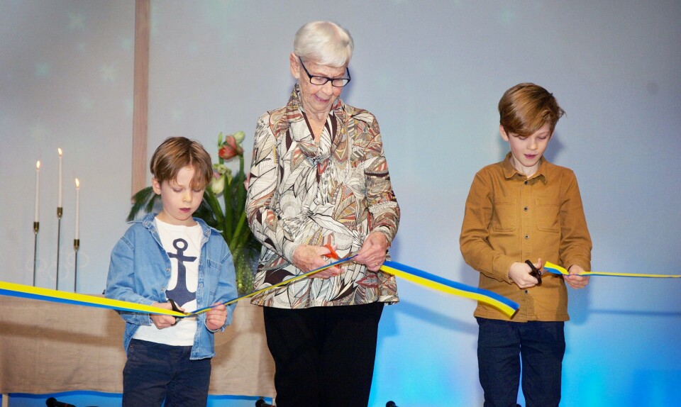 Marianne Sjöström, 90 år och en av församlingens äldsta medlemmar, fick förtroendet att klippa bandet tillsammans med bröderna Aste och Petter Åkeflo. Marianne Sjöström, 90 år och en av församlingens äldsta medlemmar, fick förtroendet att klippa bandet tillsammans med bröderna Aste och Petter Åkeflo.