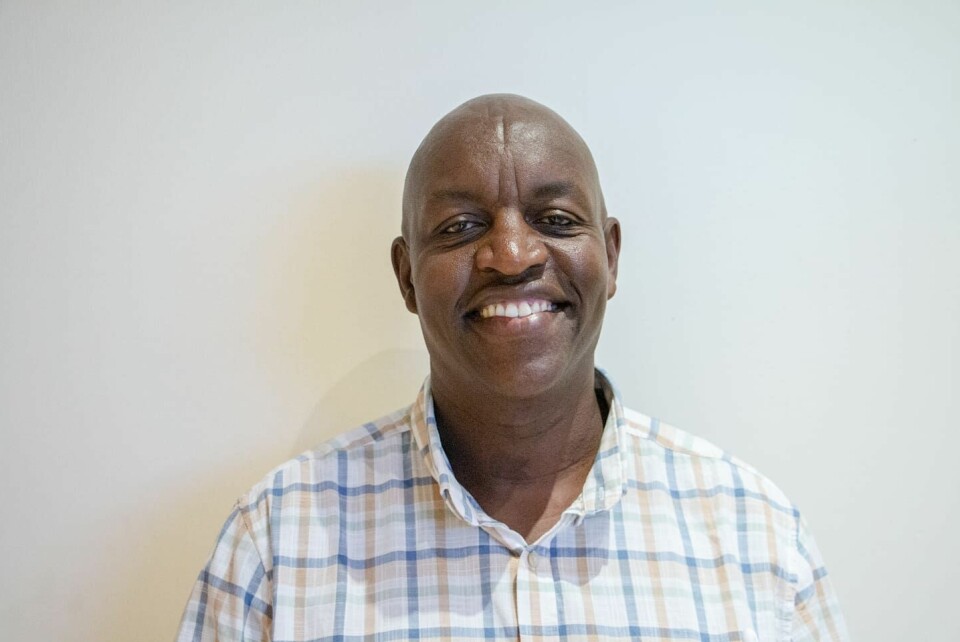 Edward Buri har en fot i olika delar av Kenyas kristenhet: han är pastor i den presbyterianska kyrkan, programledare i en pingstägd tv-kanal, och skriver kolumnen “Från predikstolen” i den sekulära dagstidningen The Standard. Dagen besöker megakyrkan Jesus Teaching Ministry och den kontroversielle pastorn Peter Manyuru i Nairobi i Kenya.