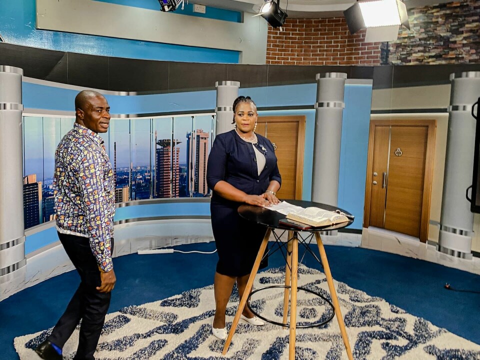 Peter Manyuru ger mig en snabb rundtur i kyrkans egen tv-studio och presenterar sina medarbetare i farten. Dagen besöker megakyrkan Jesus Teaching Ministry och den kontroversielle pastorn Peter Manyuru i Nairobi i Kenya.