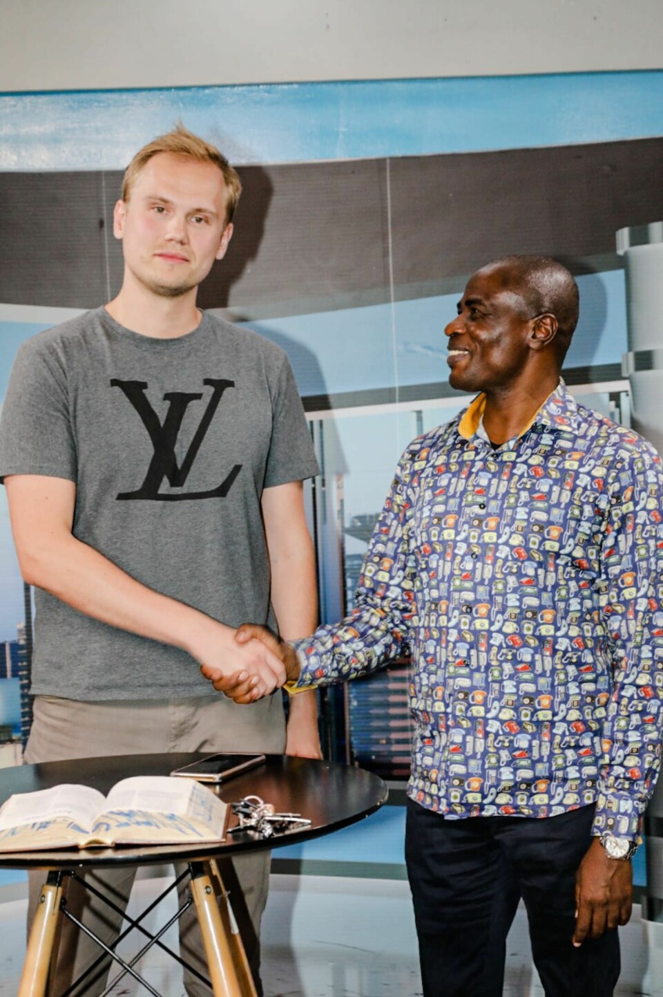 Efter att Dagen fått träffa Manyuru skickar pastorn personligen bilder från mötet. Dagen besöker megakyrkan Jesus Teaching Ministry och den kontroversielle pastorn Peter Manyuru i Nairobi i Kenya.