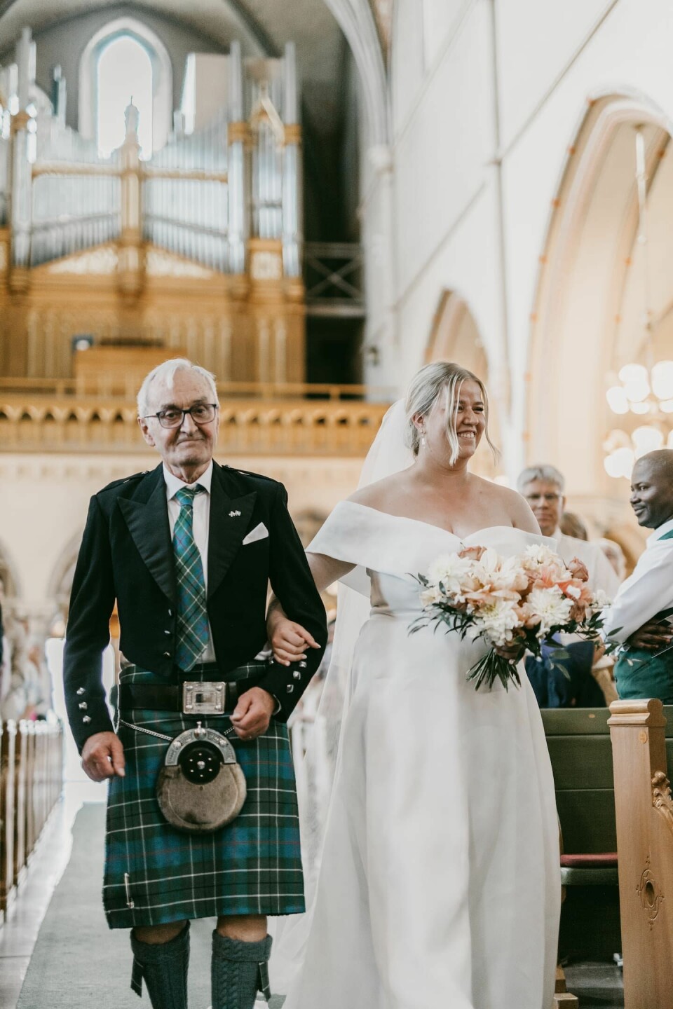 Elise Ralston Samuelson går arm i arm med sin pappa Hamish Ralston fram till altaret under vigseln. Elise Ralston Samuelson går arm i arm med sin pappa Hamish Ralston fram till altaret under vigseln.