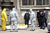Kroppen från en död person förs bort i Wuhan, 1 februari.