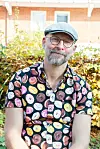 Kalle Lind berättar om sitt intresse för frikyrkopop och om varför han hellre blickar bakåt en framåt. ”Jag försöker att hålla det mesta av det som gör mig sorgsen utanför. Jag går till mitt stamfik, beställer en cortado och tänker på Beppe Wolgers”, säger han.
